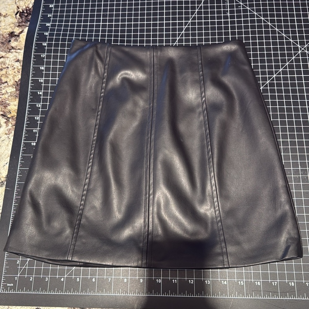 Forever 21 black faux leather mini skirt - Picture 2 of 3